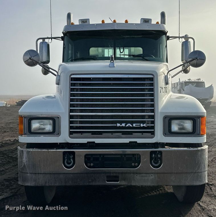image for item OF9174 2013 Mack  semi truck