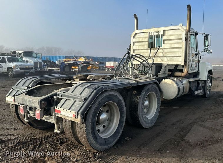 image for item OF9174 2013 Mack  semi truck