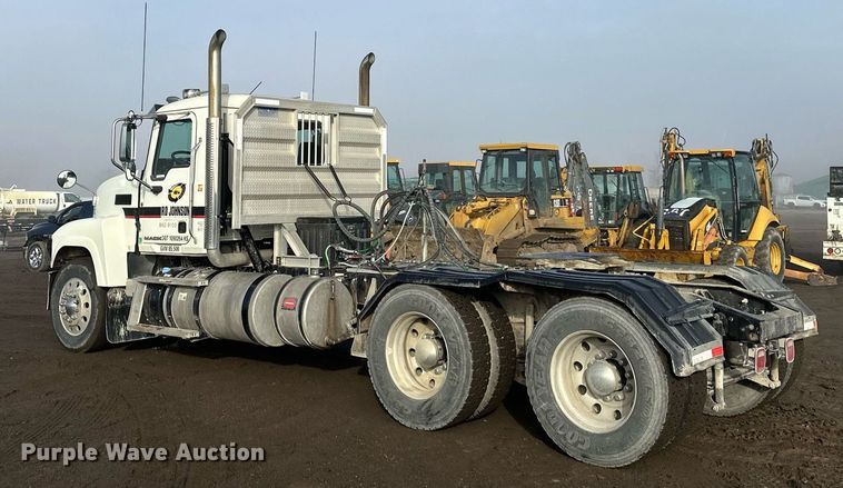 image for item OF9174 2013 Mack  semi truck