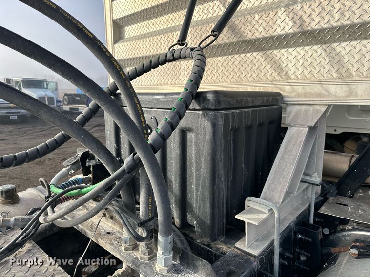 image for item OF9174 2013 Mack  semi truck