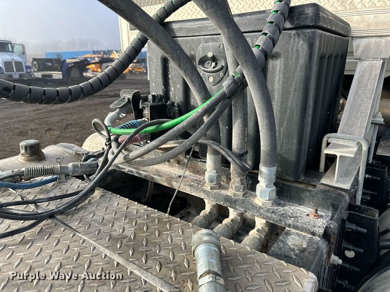 image for item OF9174 2013 Mack  semi truck