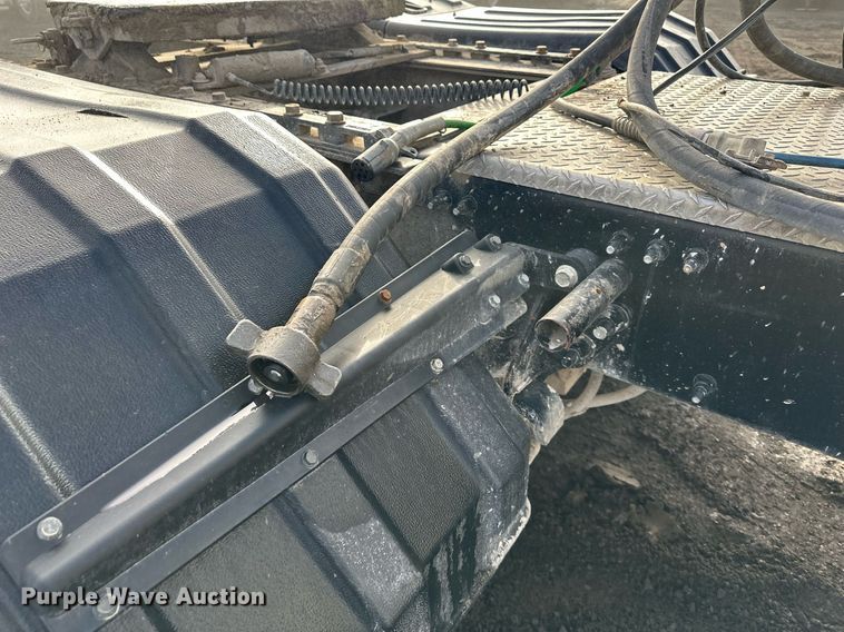 image for item OF9174 2013 Mack  semi truck