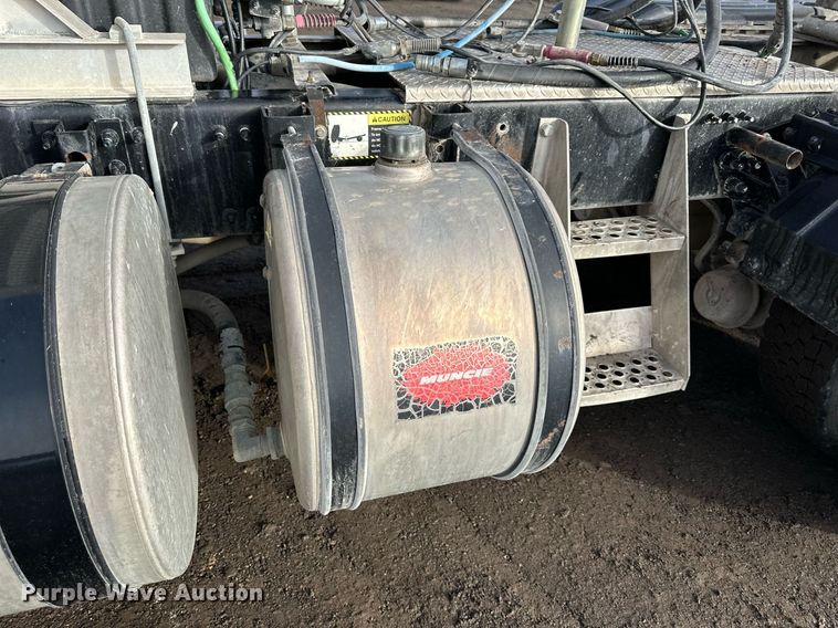 image for item OF9174 2013 Mack  semi truck