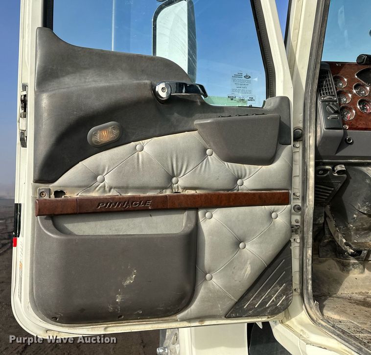 image for item OF9174 2013 Mack  semi truck