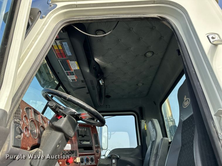 image for item OF9174 2013 Mack  semi truck