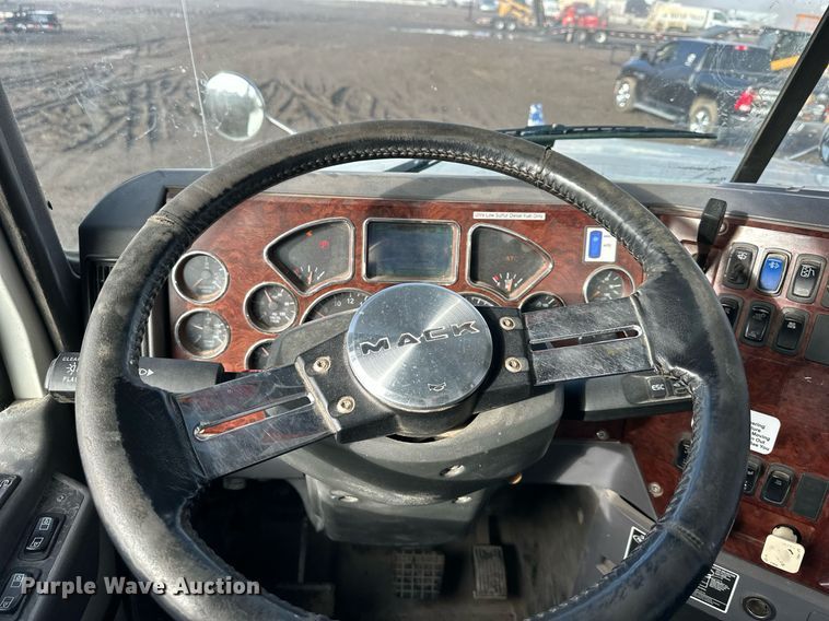 image for item OF9174 2013 Mack  semi truck