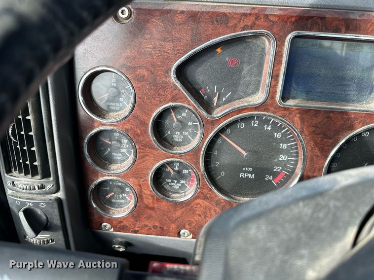 image for item OF9174 2013 Mack  semi truck