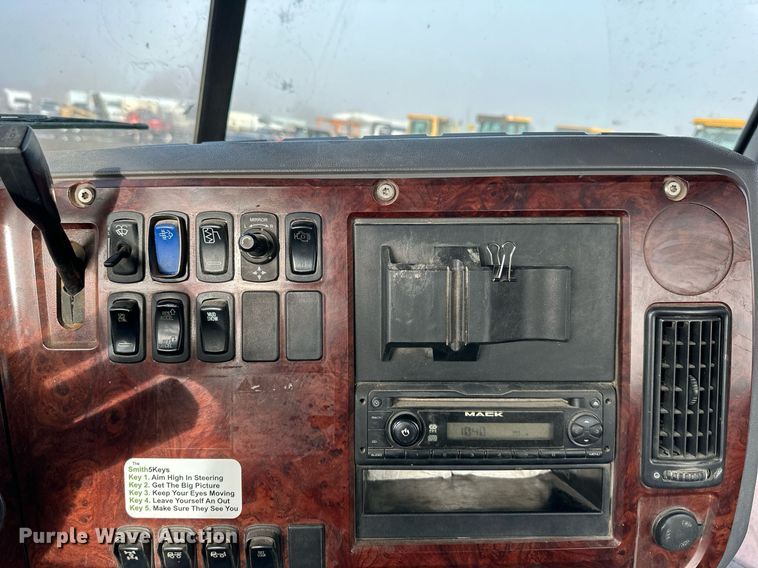 image for item OF9174 2013 Mack  semi truck