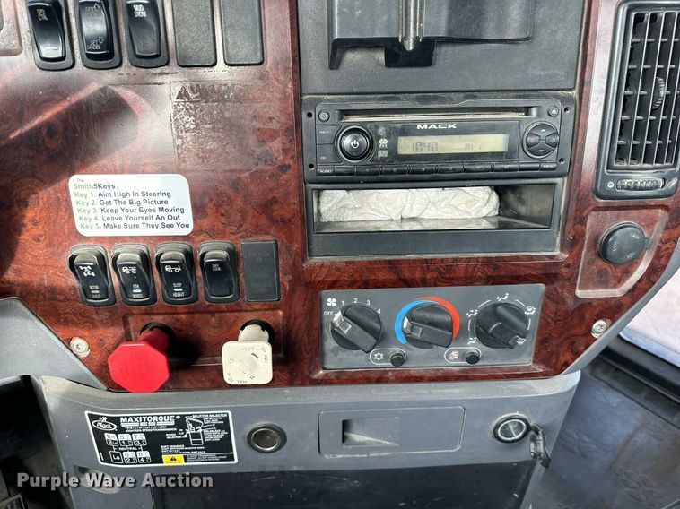 image for item OF9174 2013 Mack  semi truck