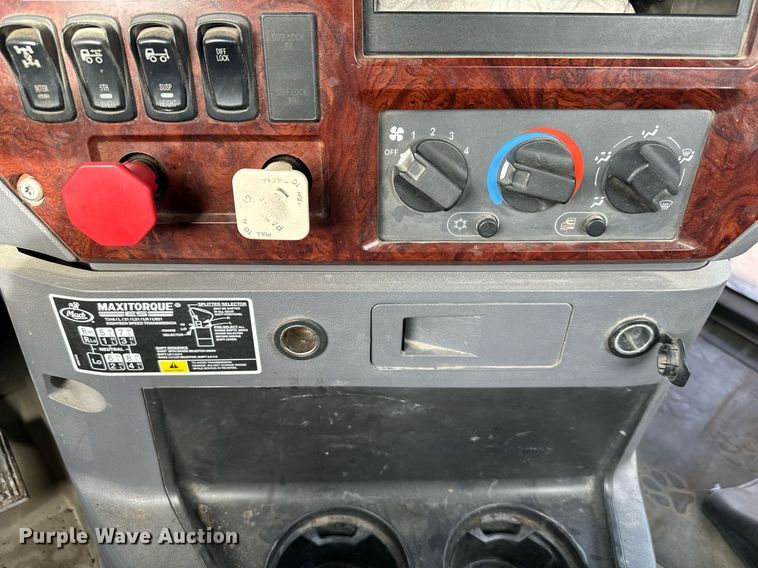 image for item OF9174 2013 Mack  semi truck