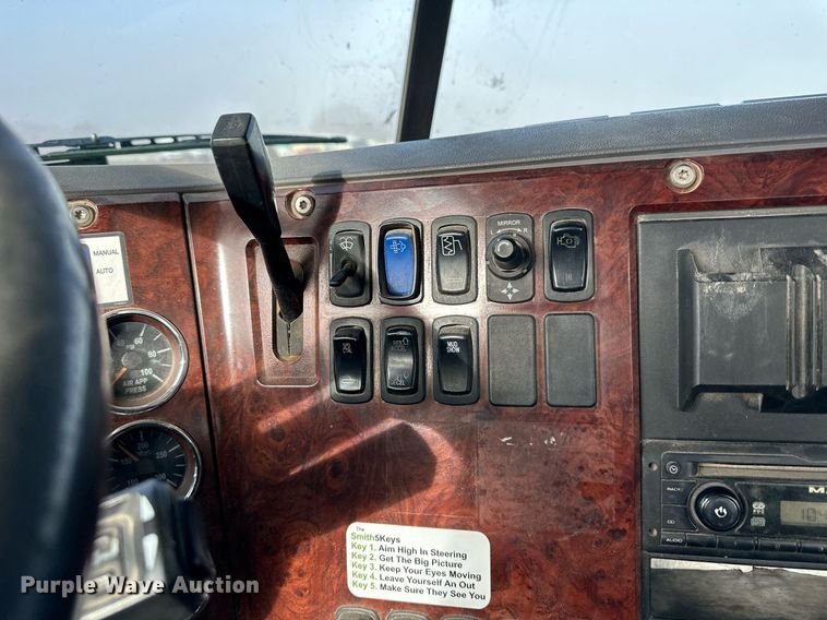 image for item OF9174 2013 Mack  semi truck