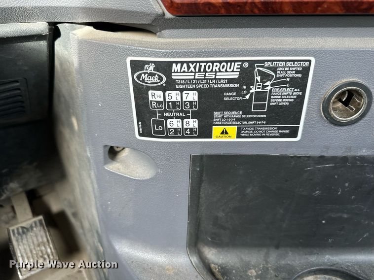 image for item OF9174 2013 Mack  semi truck