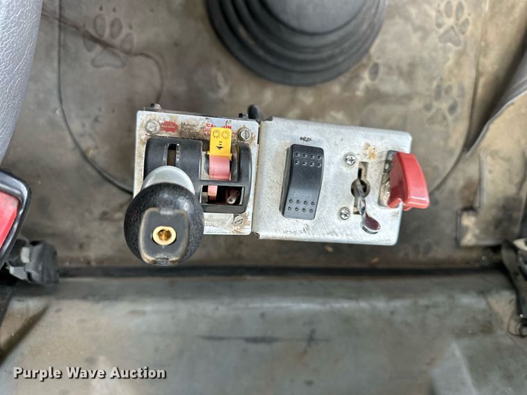 image for item OF9174 2013 Mack  semi truck