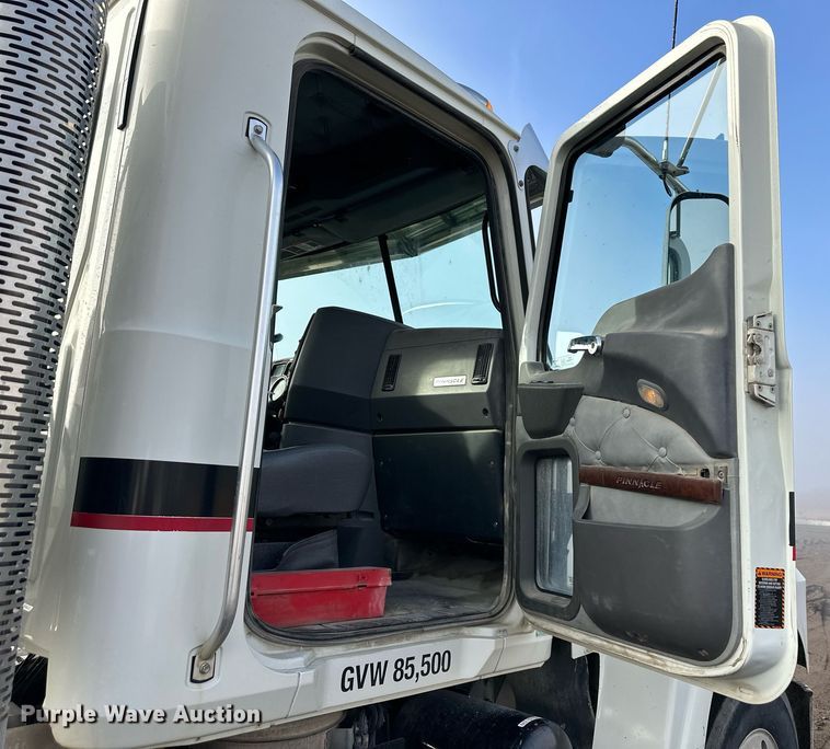 image for item OF9174 2013 Mack  semi truck