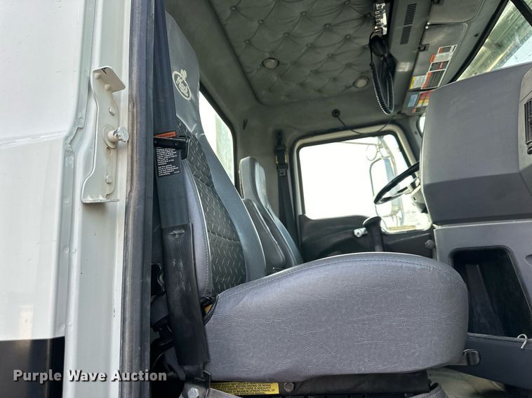 image for item OF9174 2013 Mack  semi truck