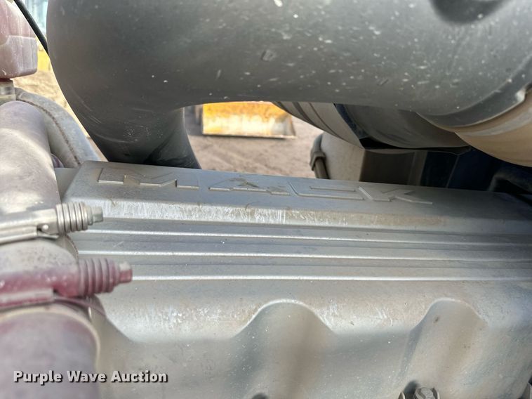 image for item OF9174 2013 Mack  semi truck