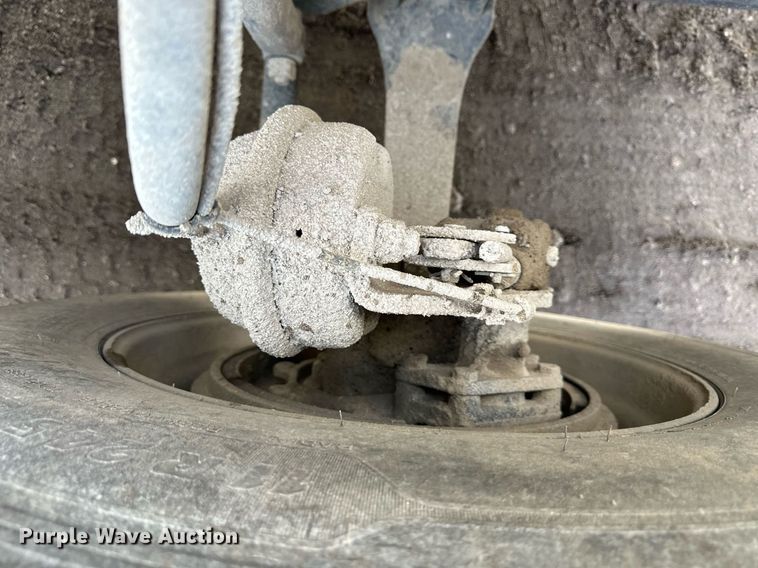 image for item OF9174 2013 Mack  semi truck