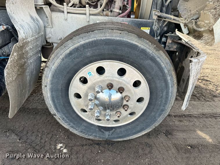 image for item OF9174 2013 Mack  semi truck