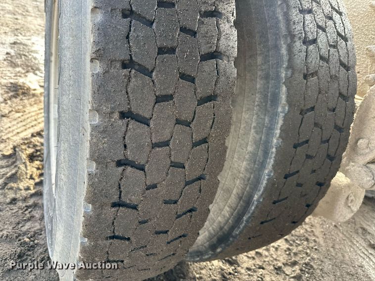 image for item OF9174 2013 Mack  semi truck