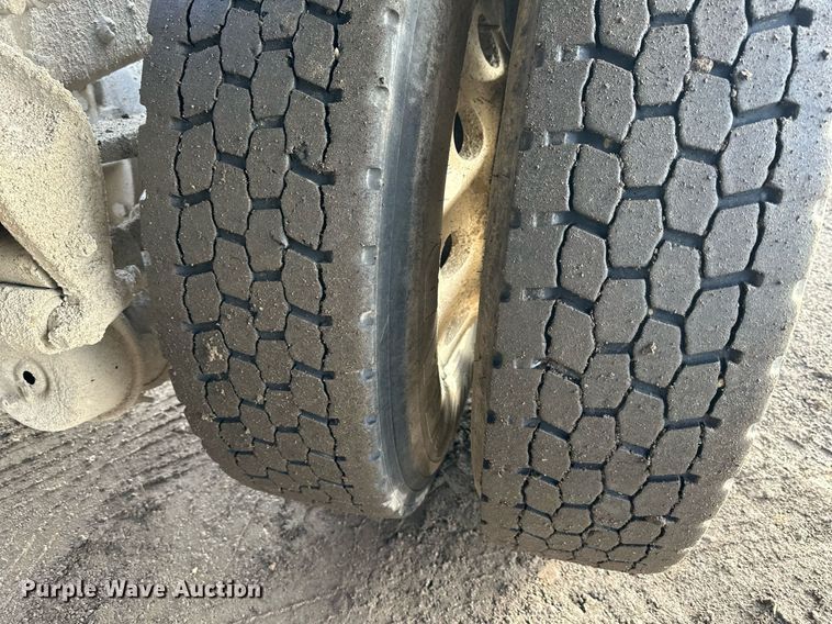 image for item OF9174 2013 Mack  semi truck