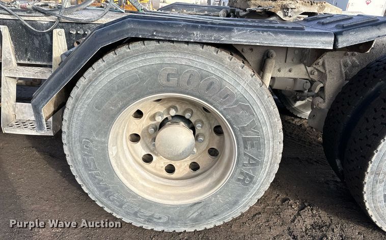 image for item OF9174 2013 Mack  semi truck