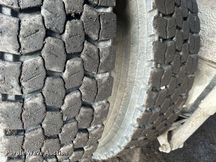 image for item OF9174 2013 Mack  semi truck