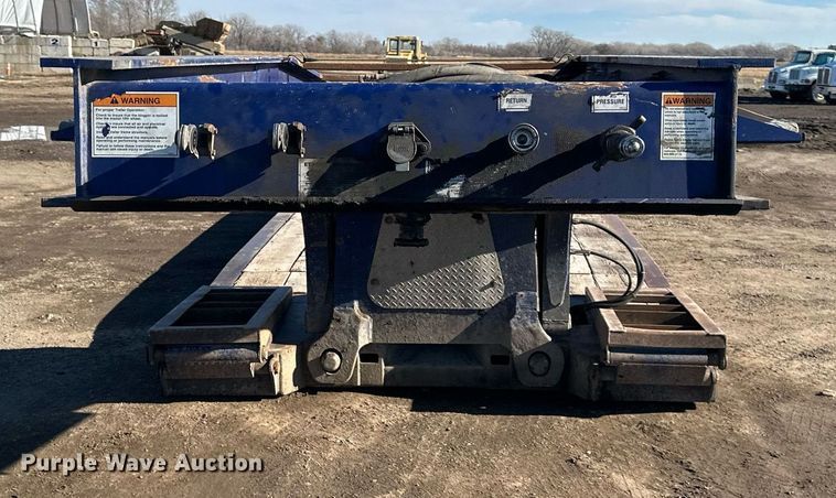 image for item OF9176 2012 Etnyre Blackhawk  lowboy equipment trailer