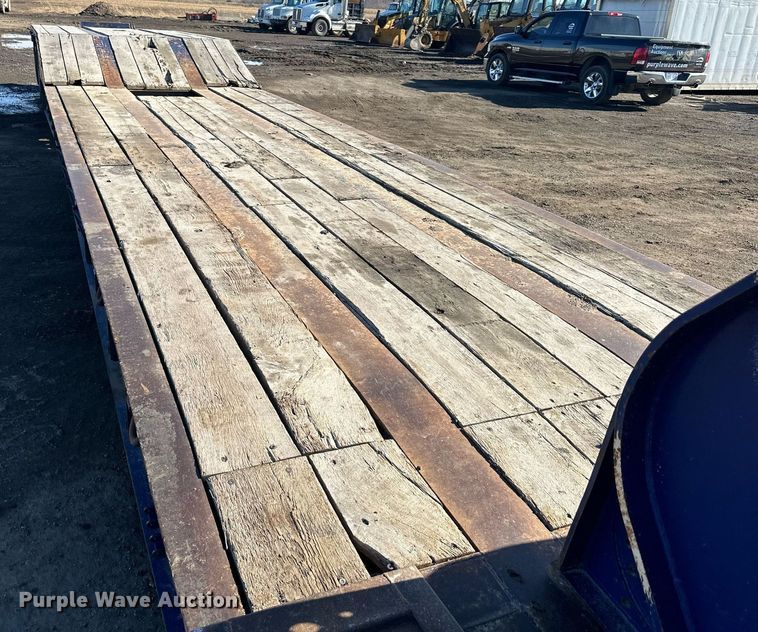 image for item OF9176 2012 Etnyre Blackhawk  lowboy equipment trailer