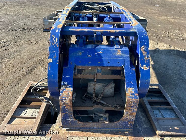 image for item OF9176 2012 Etnyre Blackhawk  lowboy equipment trailer