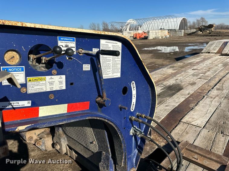 image for item OF9176 2012 Etnyre Blackhawk  lowboy equipment trailer