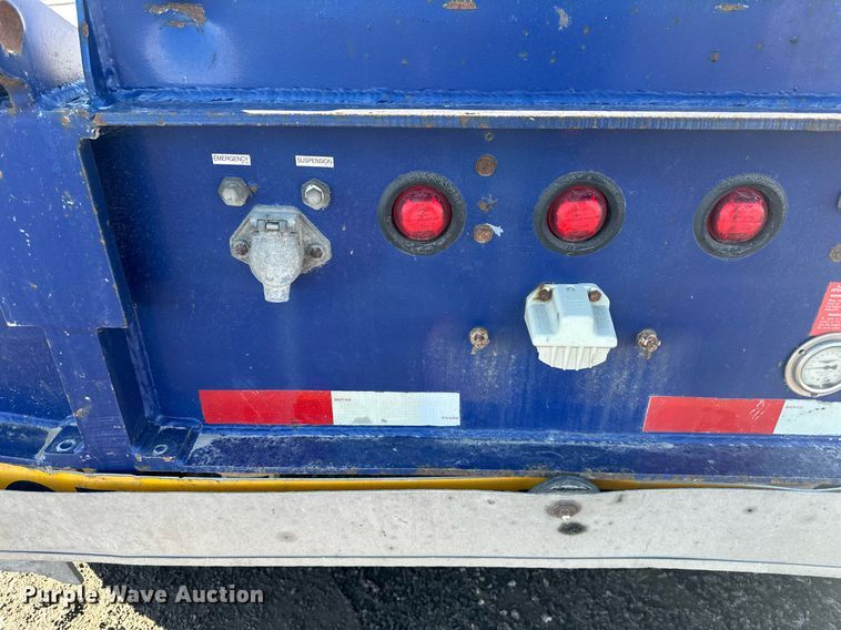 image for item OF9176 2012 Etnyre Blackhawk  lowboy equipment trailer