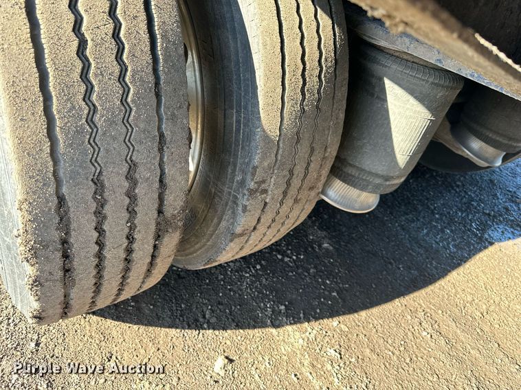 image for item OF9176 2012 Etnyre Blackhawk  lowboy equipment trailer