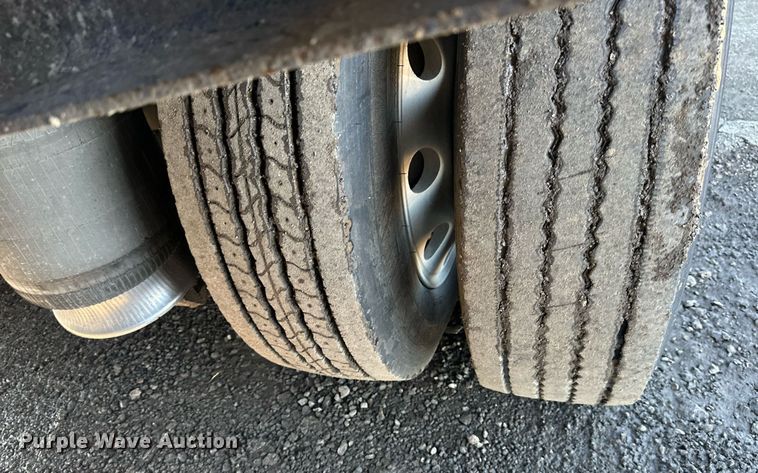 image for item OF9176 2012 Etnyre Blackhawk  lowboy equipment trailer