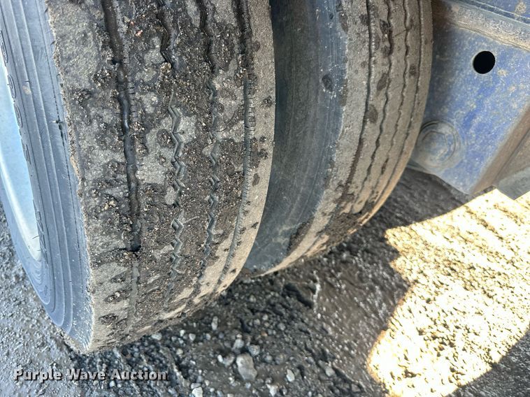 image for item OF9176 2012 Etnyre Blackhawk  lowboy equipment trailer