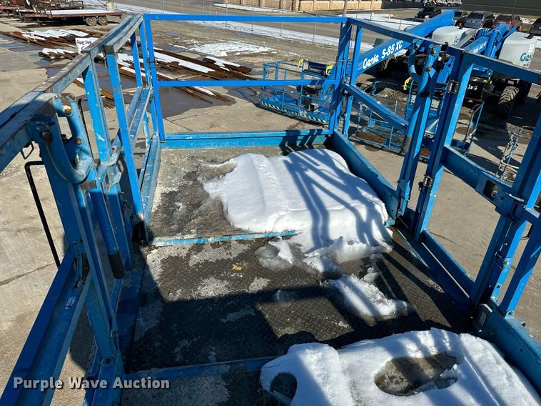 image for item OF9648 2008 Genie GS-5390  scissor lift