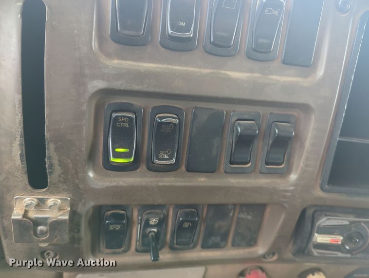 image for item OL9185 2005 Mack CHN613  dump truck