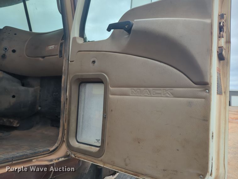 image for item OL9185 2005 Mack CHN613  dump truck