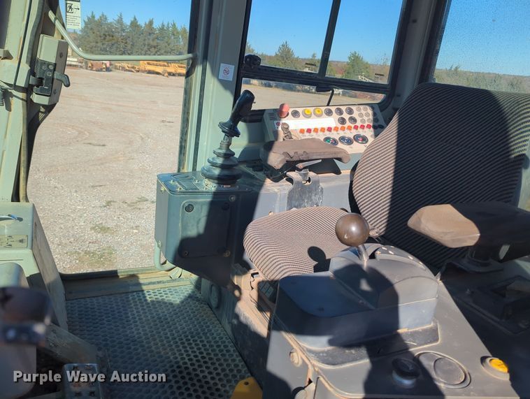 image for item OL9188 2006 John Deere  655C track loader