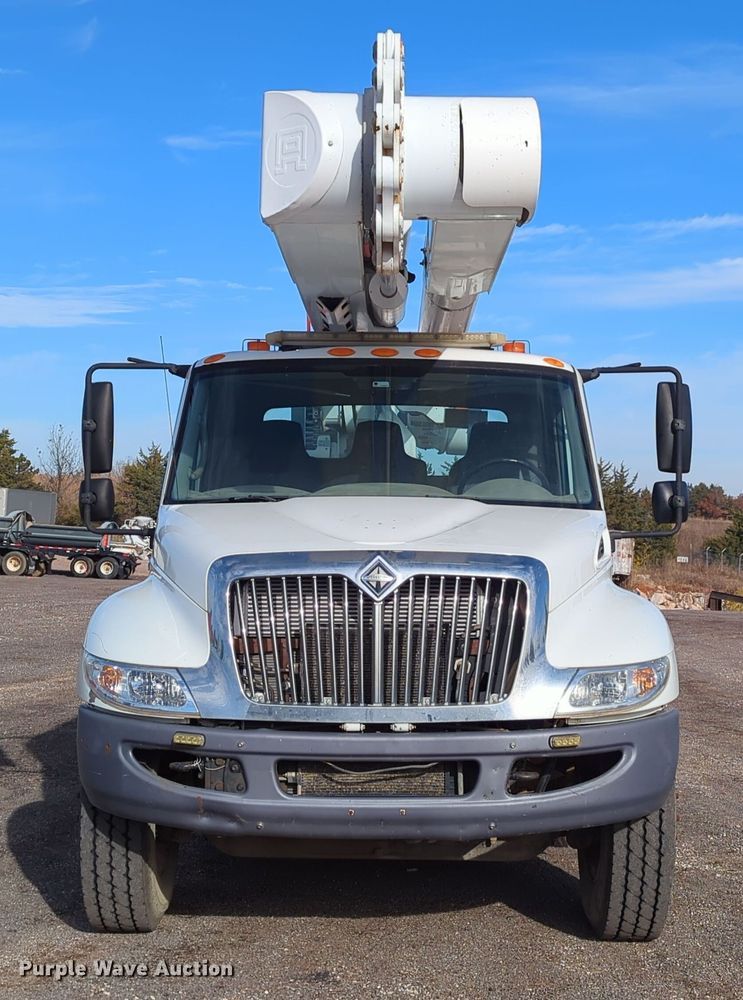 image for item OL9215 2009 International  DuraStar 4300 bucket truck