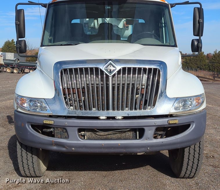 image for item OL9215 2009 International  DuraStar 4300 bucket truck