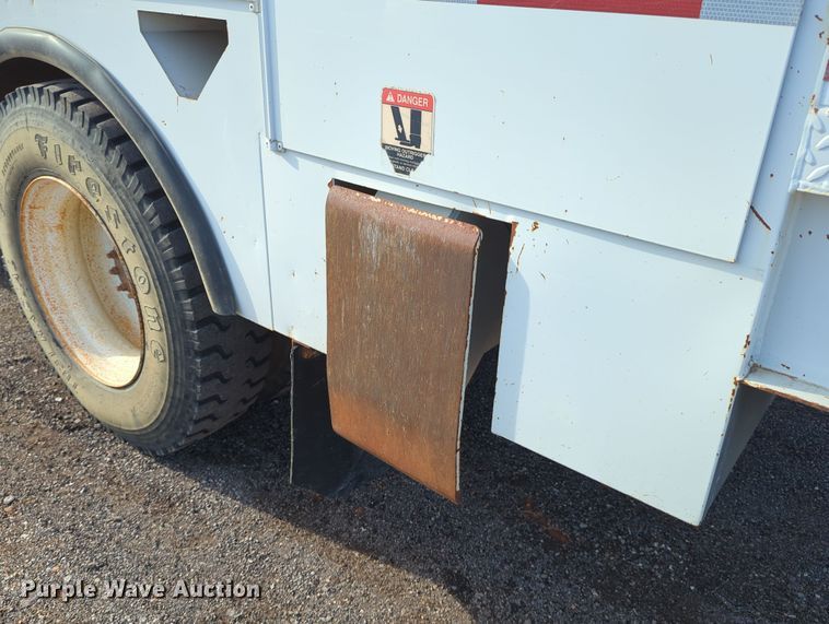 image for item OL9215 2009 International  DuraStar 4300 bucket truck