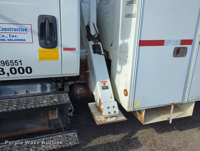 image for item OL9215 2009 International  DuraStar 4300 bucket truck