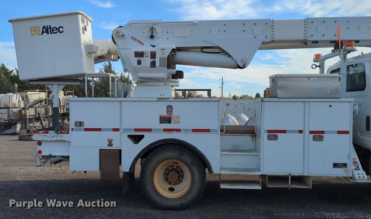 image for item OL9215 2009 International  DuraStar 4300 bucket truck