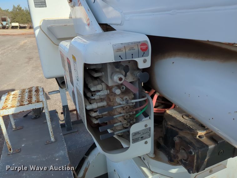 image for item OL9215 2009 International  DuraStar 4300 bucket truck