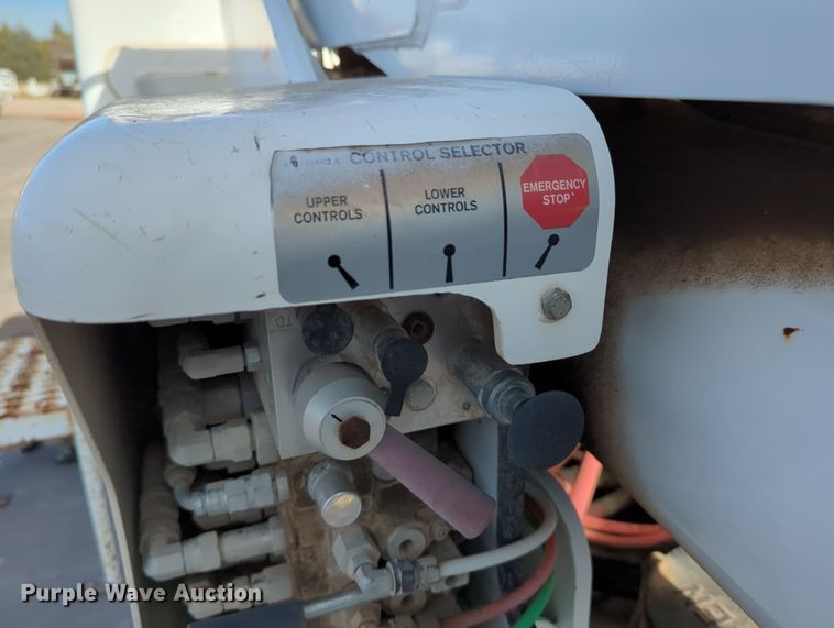 image for item OL9215 2009 International  DuraStar 4300 bucket truck