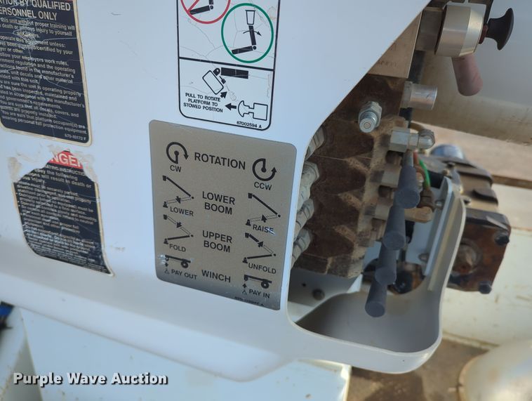 image for item OL9215 2009 International  DuraStar 4300 bucket truck