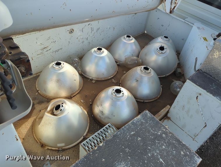 image for item OL9215 2009 International  DuraStar 4300 bucket truck