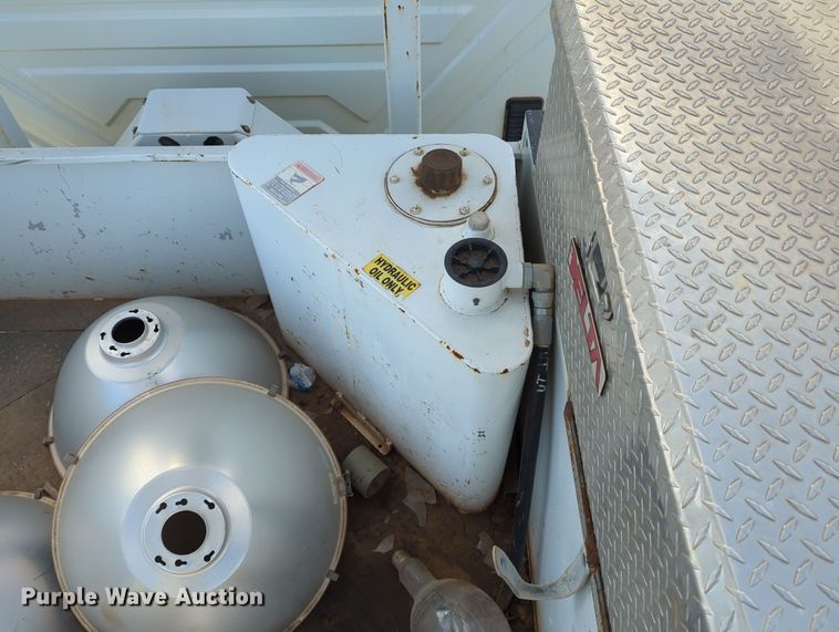 image for item OL9215 2009 International  DuraStar 4300 bucket truck