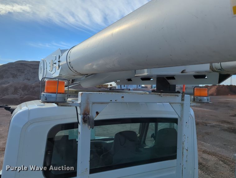 image for item OL9215 2009 International  DuraStar 4300 bucket truck