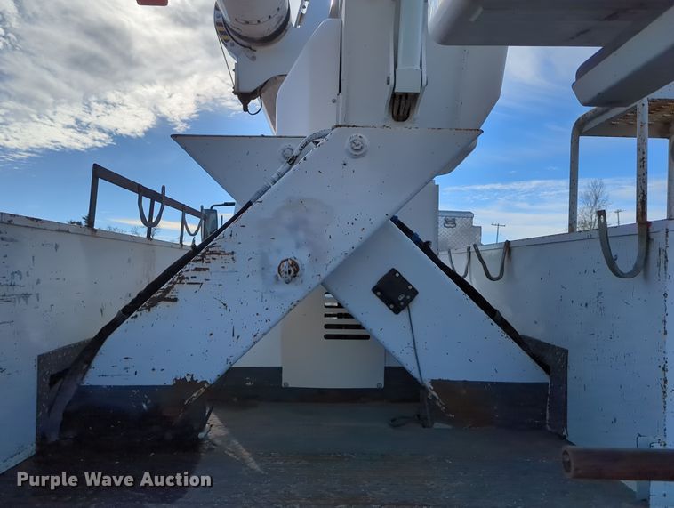 image for item OL9215 2009 International  DuraStar 4300 bucket truck